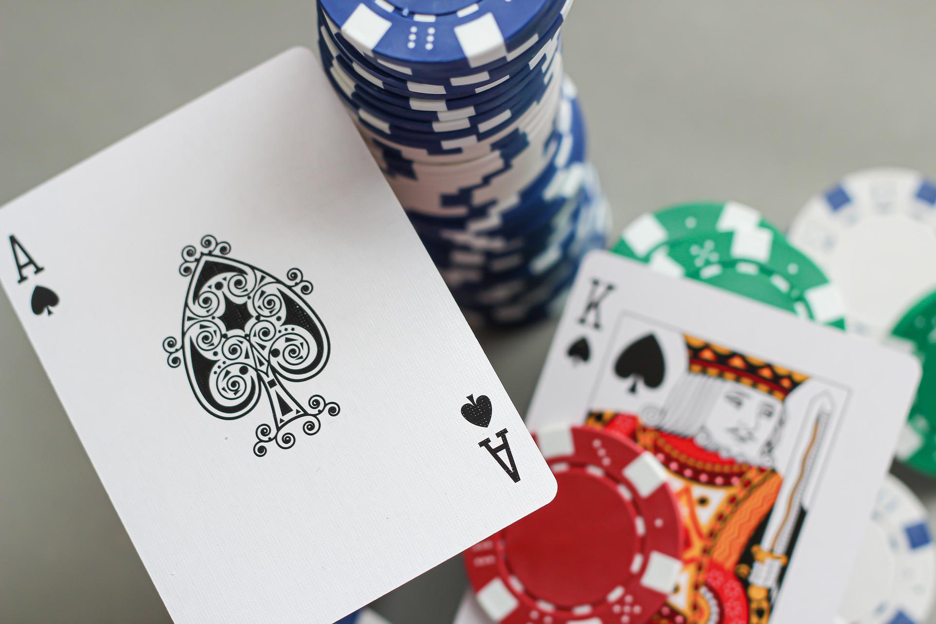 O blackjack é um dos jogos de cartas mais encontrados nos cassinos. Mas, afinal, blackjack e 21 são o mesmo jogo? Saiba mais.
