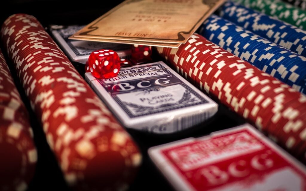 O Double Deck Blackjack é uma das variações do famoso jogo de cartas de cassino, o blackjack. Aprenda a jogar o Double Deck Blackjack.