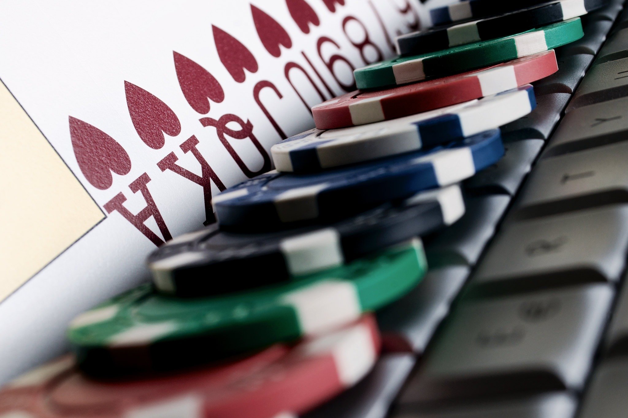 Para jogar um dos melhores jogos de cassino, é preciso conhecer suas modalidades. Entenda todos os tipos de poker para jogar na Apostaquente.