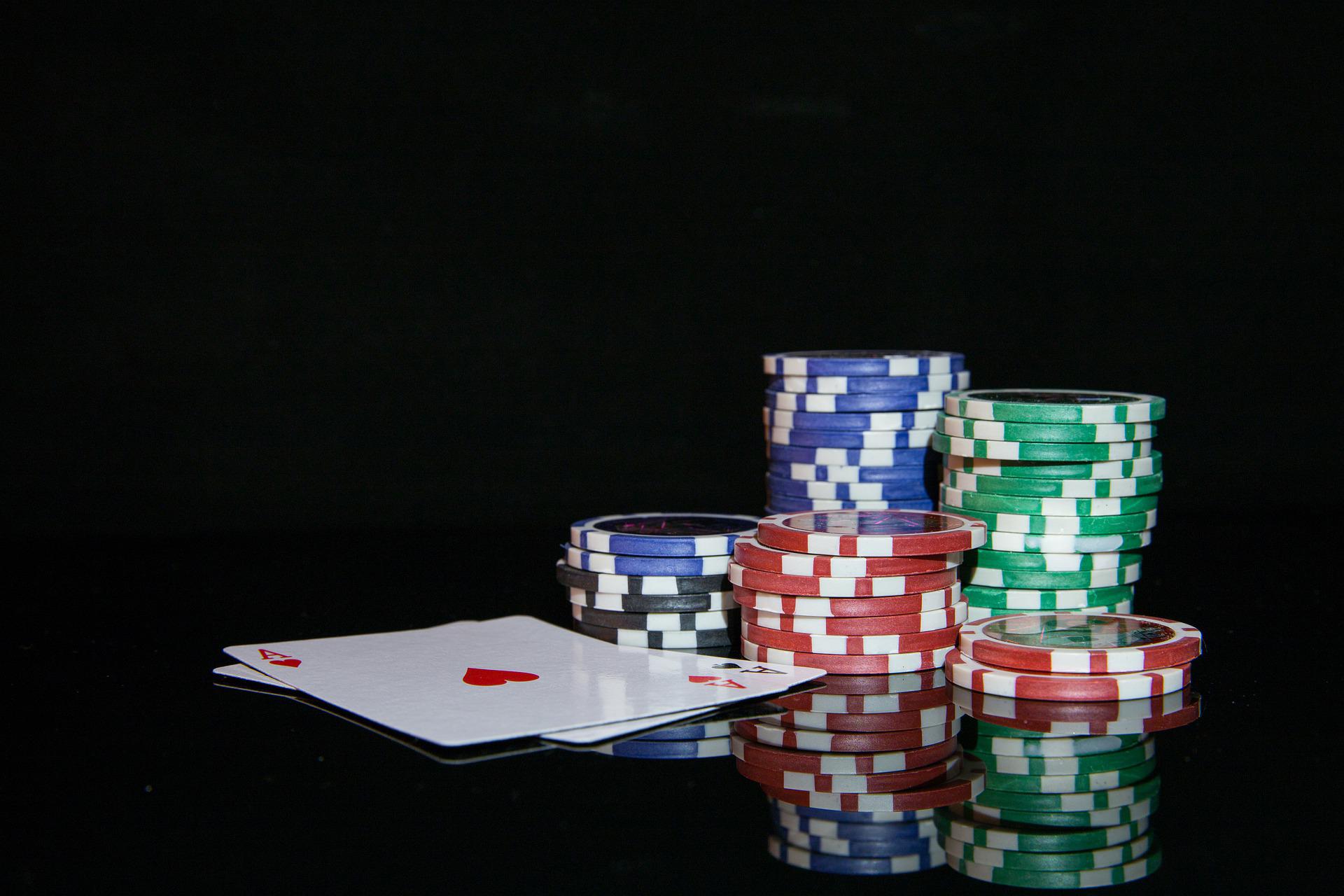 O blackjack é um jogo de cartas que precisa de estratégia. Saiba o que acontece quando há um empate no blackjack.