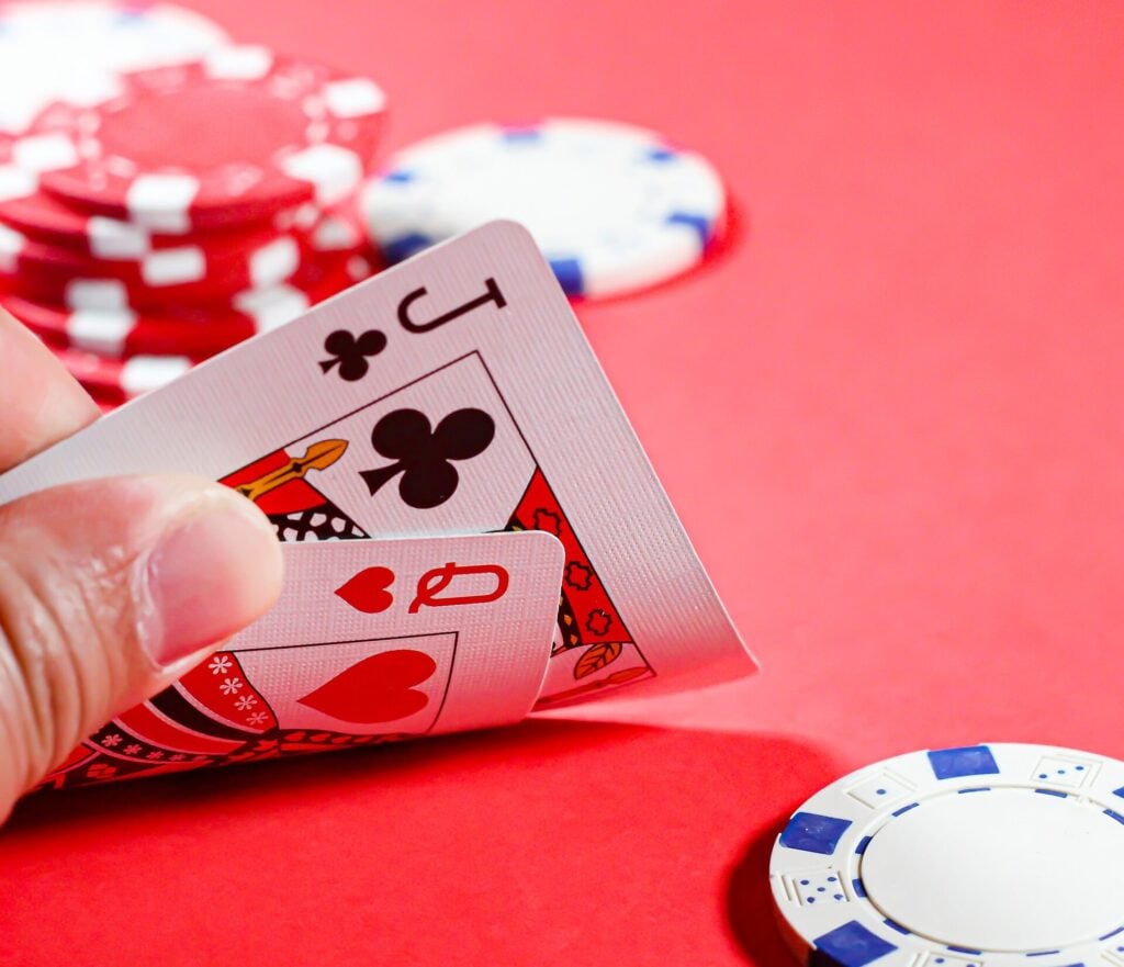 O blackjack é um dos jogos de cartas mais populares dos cassinos online. Veja quais são as melhores mãos iniciais no blackjack.