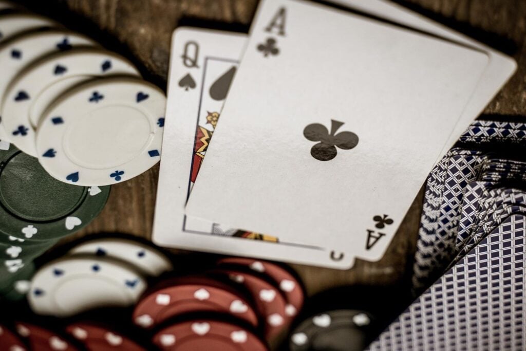 As vantagens de apostar em poker online