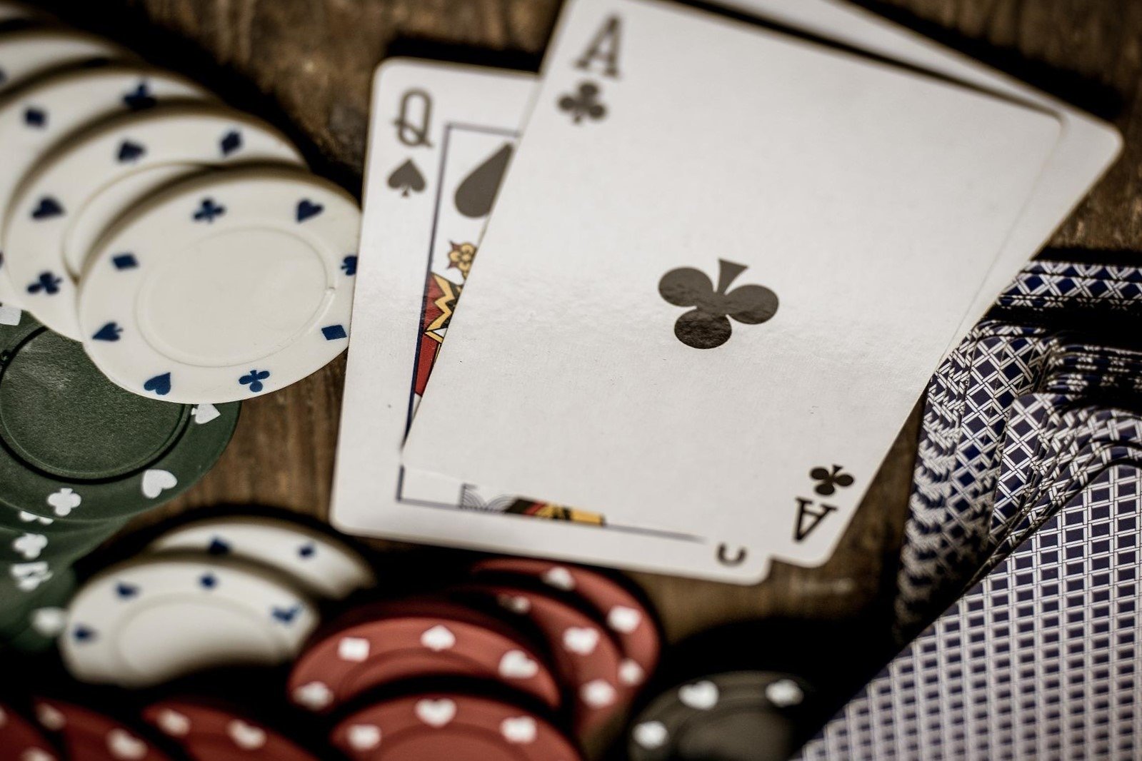 Se você está procurando um jogo interessante para se divertir no cassino online, precisa conhecer as vantagens que o poker oferece.