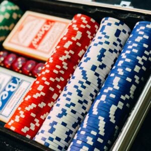 Em um jogo de poker online, você pode agir de muitas formas diferentes ao longo das rodadas. Entenda cada rodada de apostas do poker.
