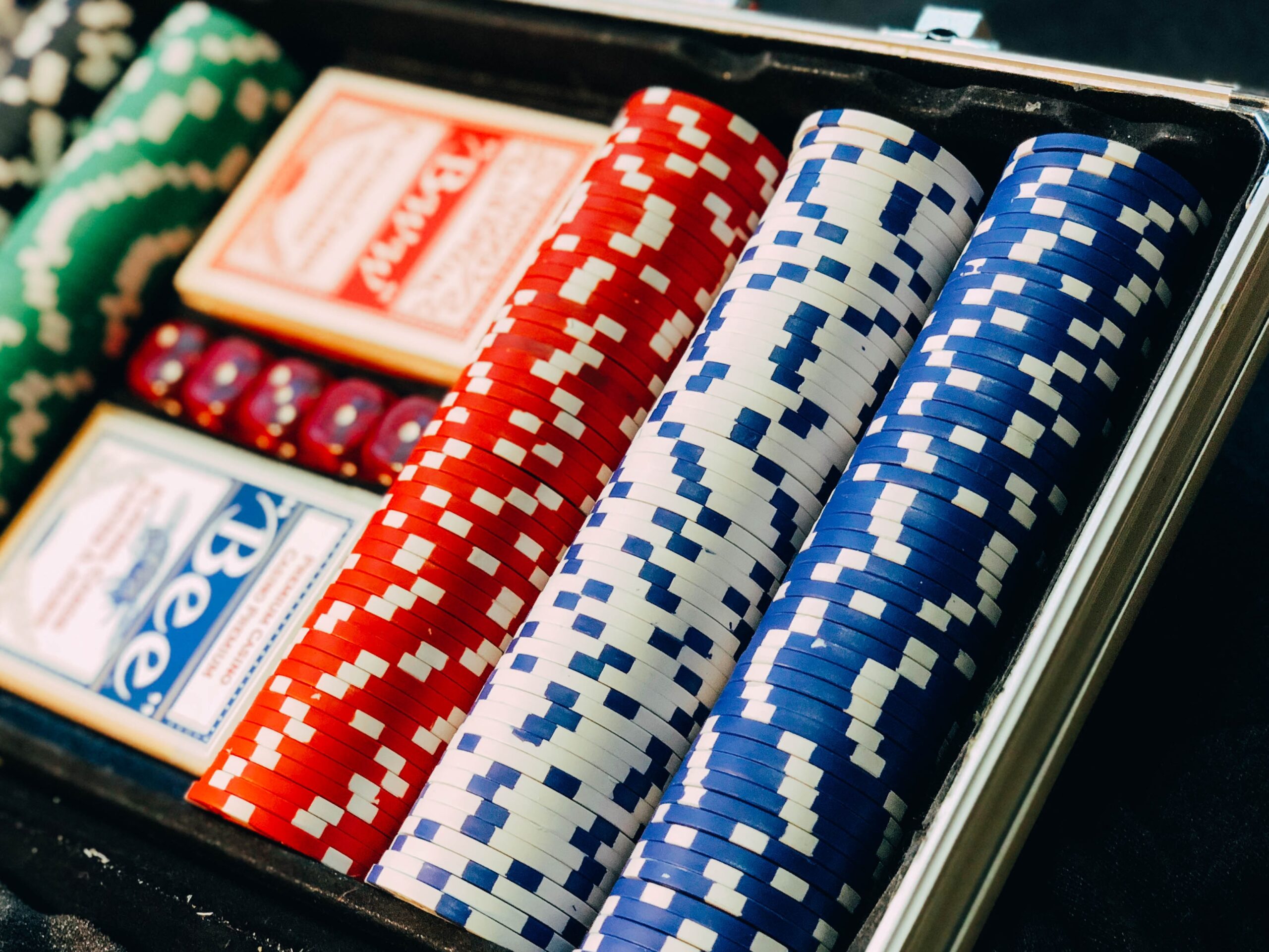 Em um jogo de poker online, você pode agir de muitas formas diferentes ao longo das rodadas. Entenda cada rodada de apostas do poker.