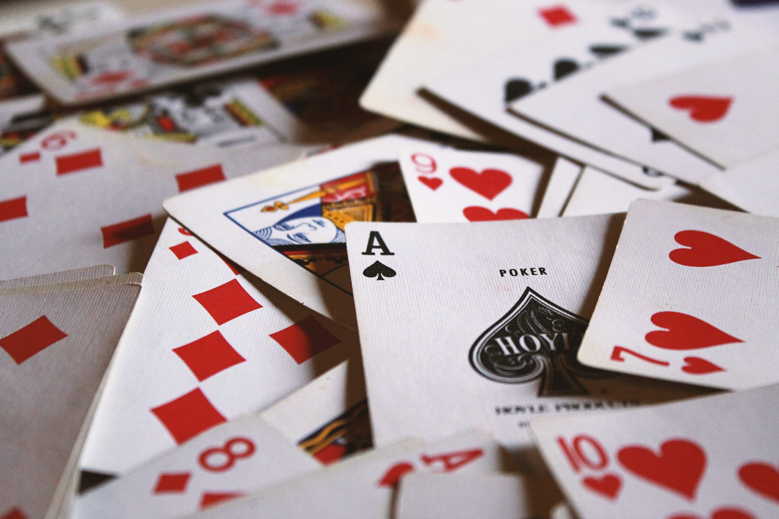 O video poker é inspirado na modalidade Five Card Draw, uma das mais interessantes do poker. Saiba como esses jogos funcionam.