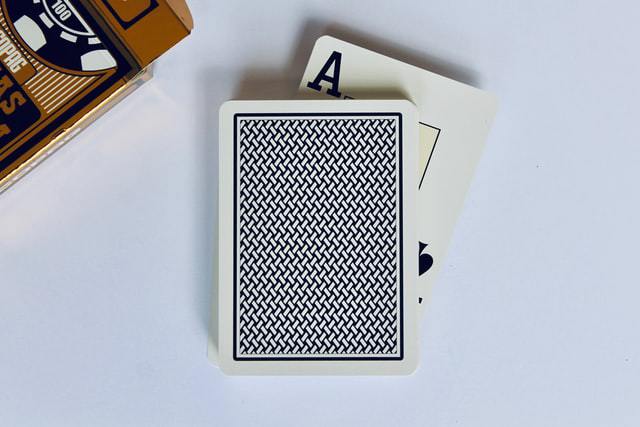 Muitos termos diferentes são usados em um jogo de blackjack online. Um deles é o soft 17, que pode ter dois significados diferentes.