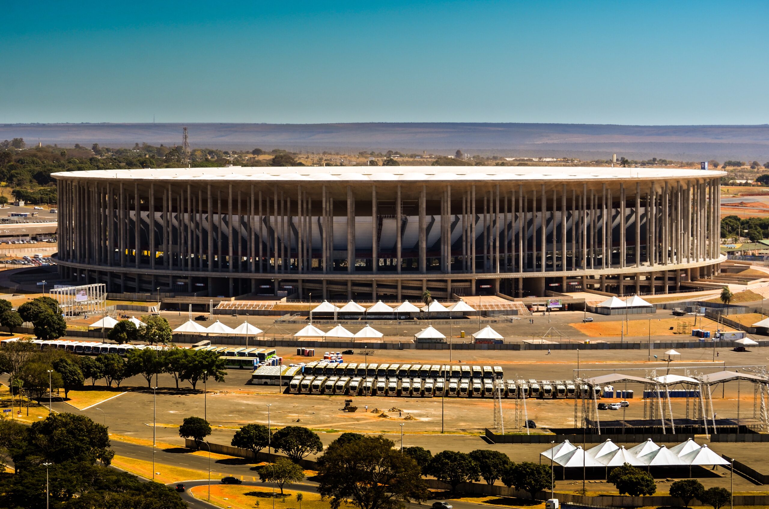 Você sabe quais são os maiores estádios da América do Sul? Saiba quais são os palcos colossais do continente e a importância desses estádios.
