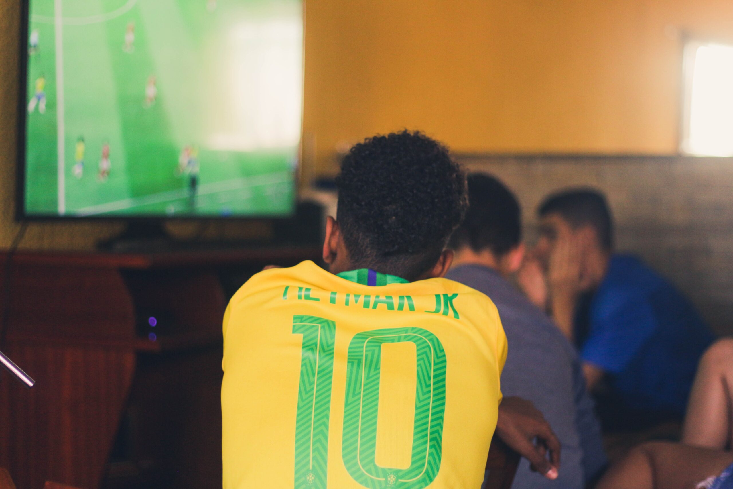 Neymar se destaca como um dos melhores jogadores do Brasil. Para muitos, o craque é o melhor jogador da Seleção Brasileira de futebol.