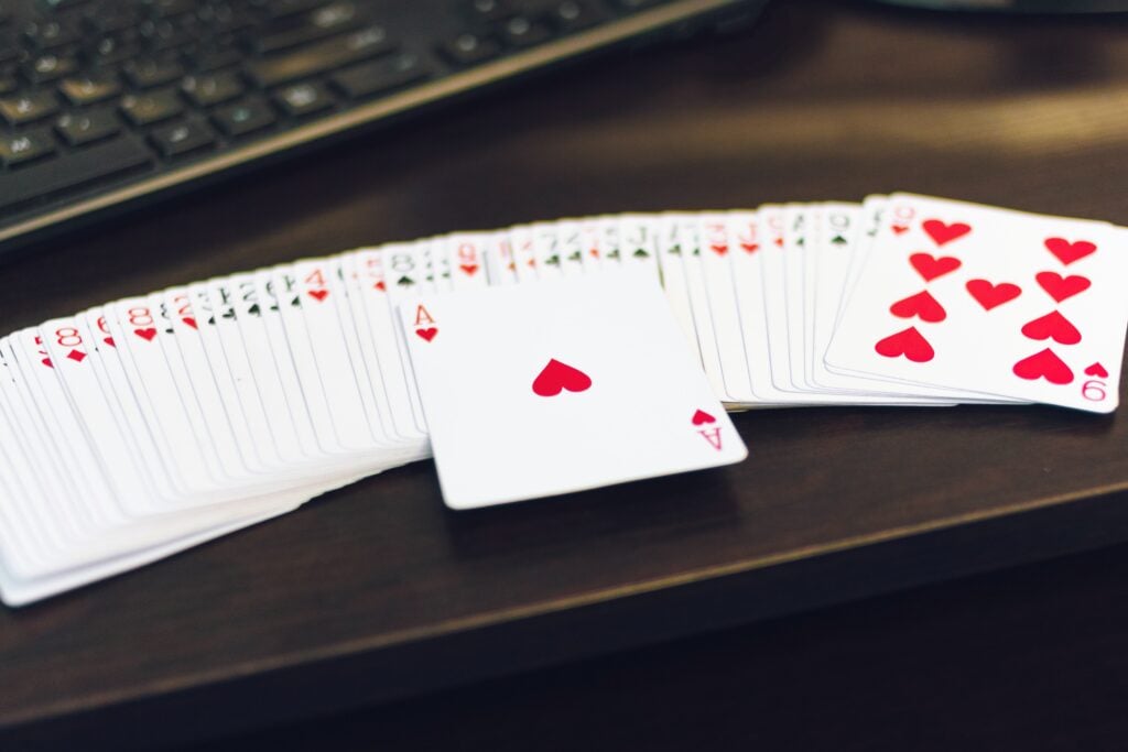 Blackjack, Baccarat e Poker: qual o melhor jogo de cartas?
