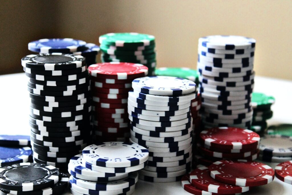 Em um jogo de poker online, você pode se deparar com uma série de expressões e termos estrangeiros, como stack. Saiba o que é stack no poker.