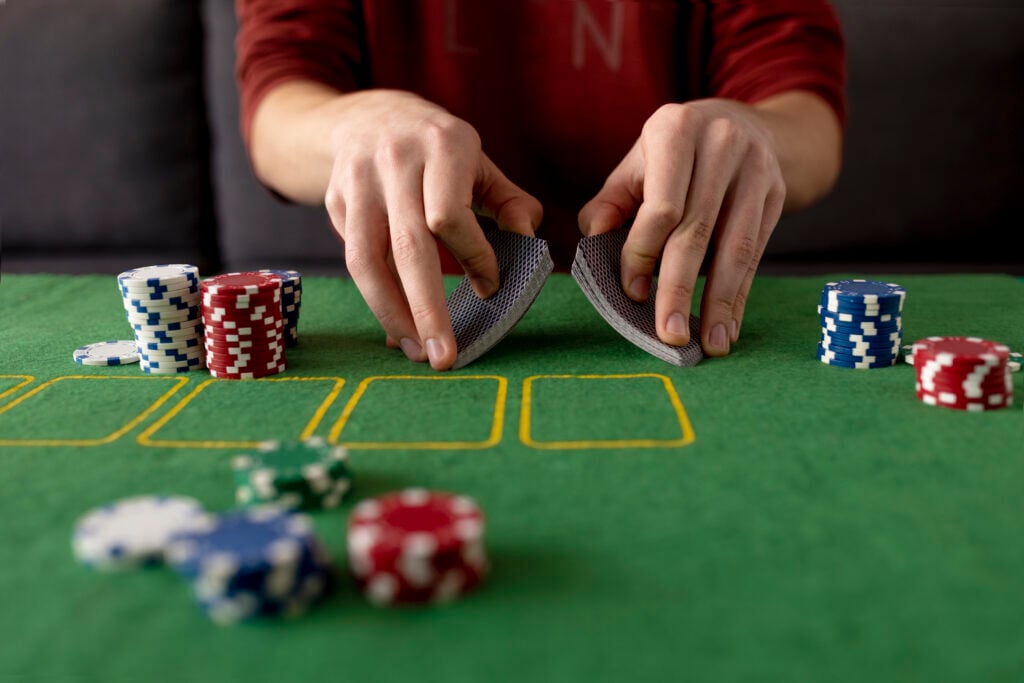 Existem muitas estratégias que podem ser usadas pelos jogadores de cassino online, como a de flip no poker. Confira o que é flip no poker.