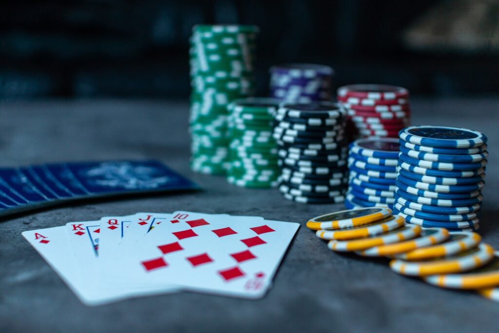 O uso de termos estrangeiros em um jogo de poker pode confundir muitos jogadores e apostadores. Descubra o que é string bet no poker.