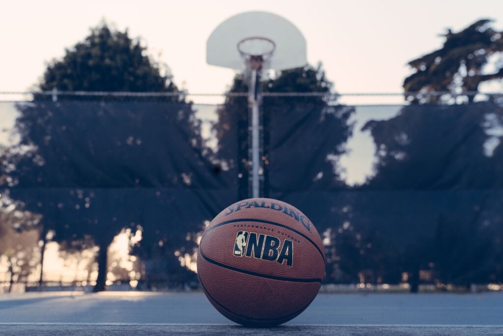 Ainda não sabe por quê você deve apostar na NBA? Venha conhecer as maiores vantagens das apostas online no basquete americano.