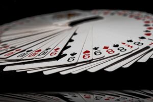 Blackjack e poker: qual é o melhor jogo de cartas?