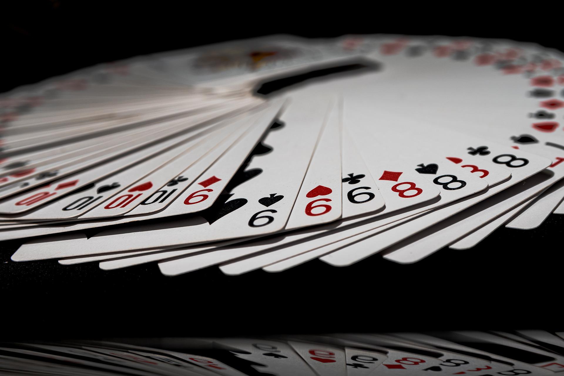 Em um cassino online, os melhores jogos de cartas estão no catálogo, como o poker e o blackjack. Saiba qual desses jogos você deve escolher.
