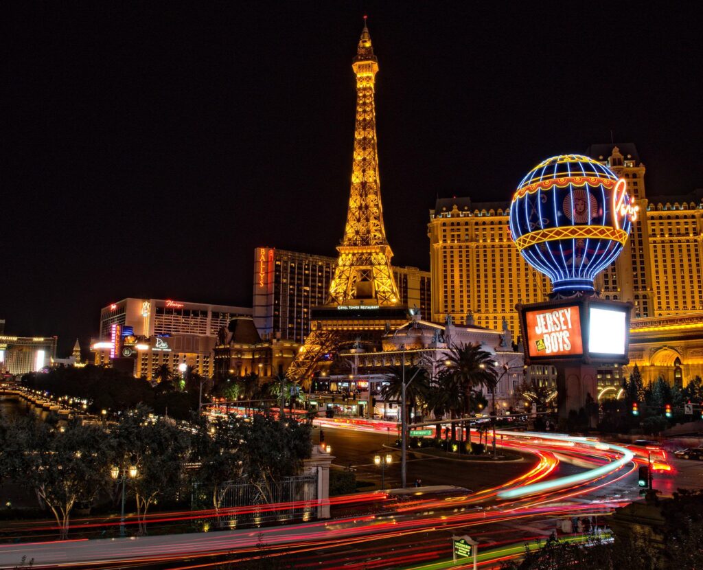 Cassinos de Las Vegas: semelhanças e diferenças com o online