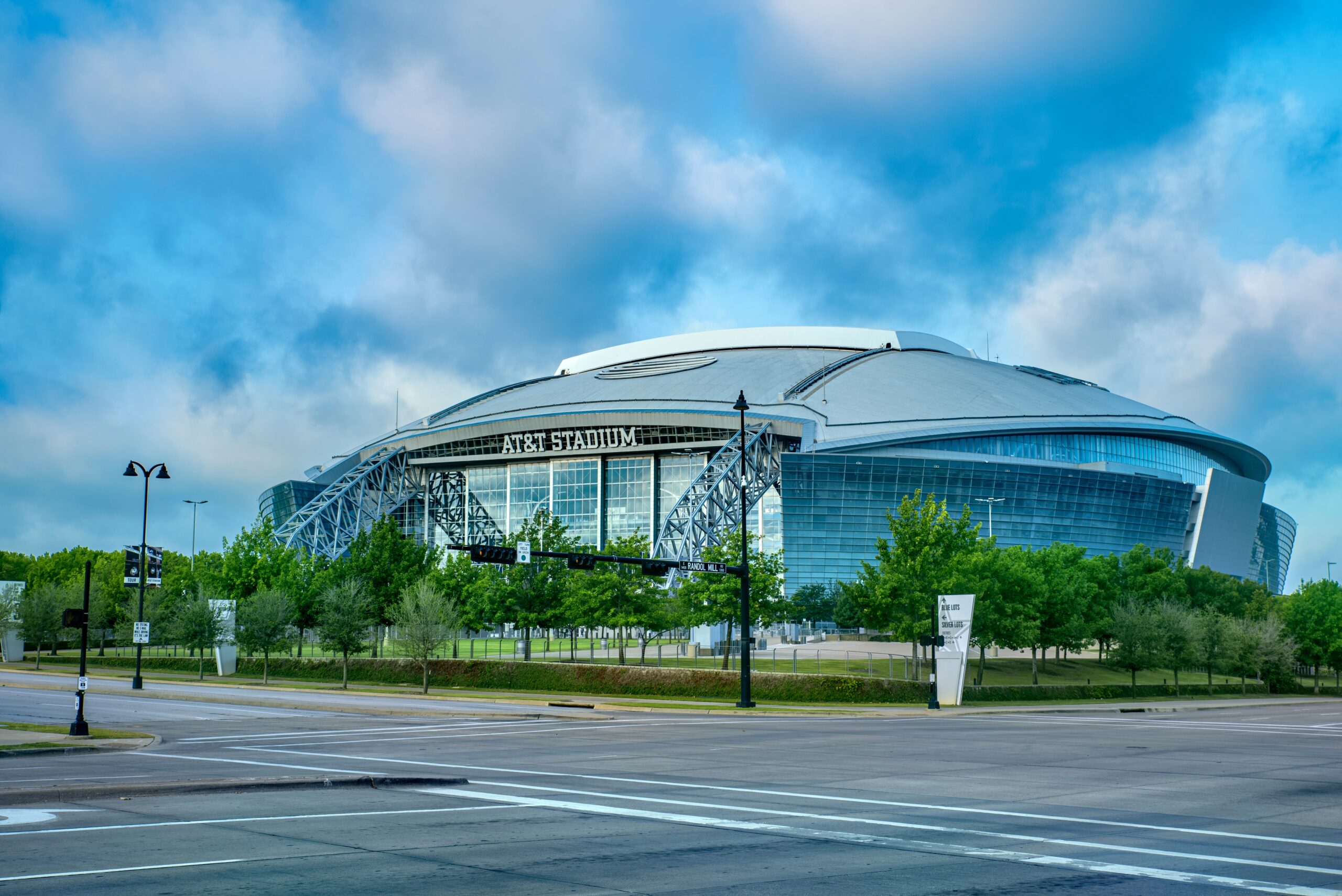 Quase todos os estádios da NFL impressionam pela beleza, mas alguns encantam mesmo é pelo tamanho. Veja as maiores arenas dos Estados Unidos.