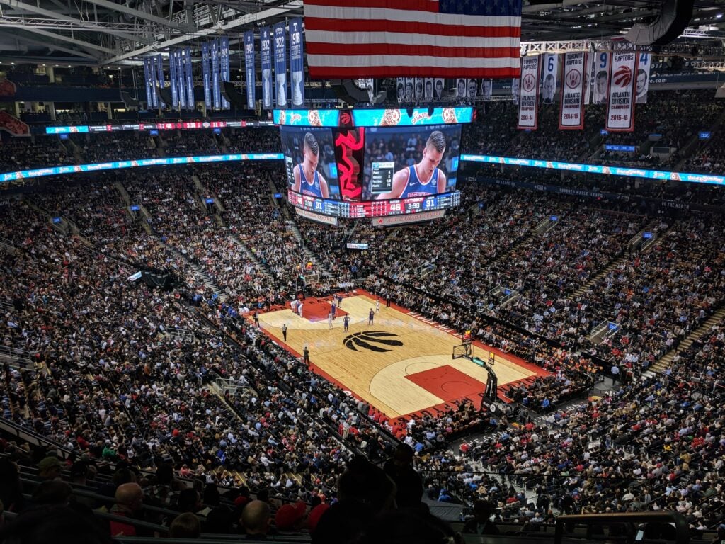 Em 2019, as finais da NBA foram disputadas entre um time dos Estados Unidos e outro do Canadá. Confira quem foi o campeão da NBA 2019.