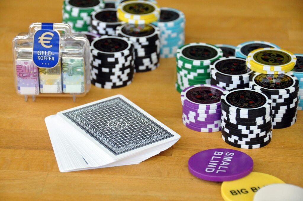 O poker é um jogo de cartas que exige muita concentração e estratégia dos jogadores. Veja quais são as melhores jogadas do poker.