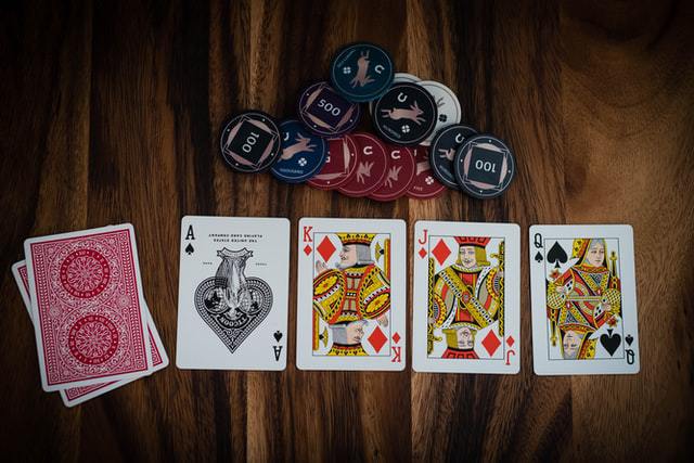 O poker caribenho é um dos tipos de poker que você encontra em um cassino online. Conheça um pouco mais sobre o poker caribenho.