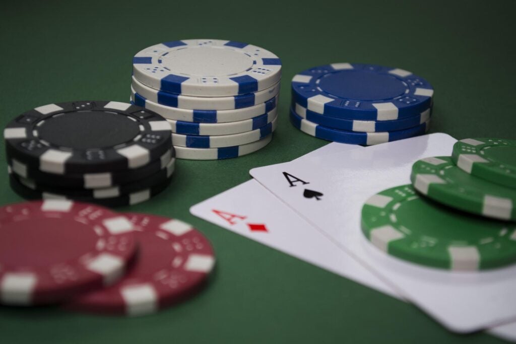 Em um cassino online, você consegue jogar vários tipos de blackjack, como o blackjack perfect pairs. Saiba mais sobre esse tipo de blackjack.