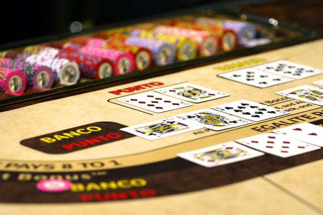 O baccarat é um jogo de cartas de cassino que pode te oferecer muita diversão. Com isso, veja algumas estratégias para ganhar no baccarat.