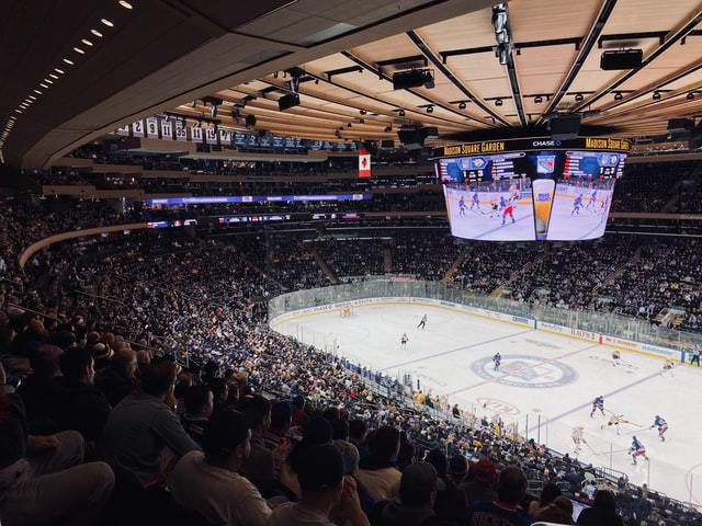 O hóquei no gelo é um esporte muito popular nos Estados Unidos. Com a NHL, o hóquei no gelo consegue atrair inúmeros fãs e apostadores.
