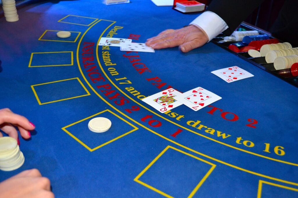 O blackjack é um dos jogos de cassino onde os sinais são usados no lugar das palavras. Confira os sinais de um jogo de blackjack.