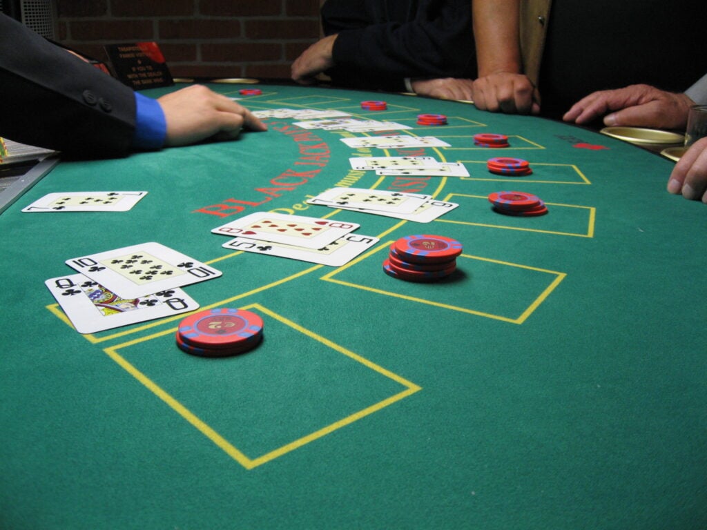 O blackjack é um dos jogos de cartas mais famosos. Desde a migração dos cassinos para a internet, o blackjack online continuou popular.